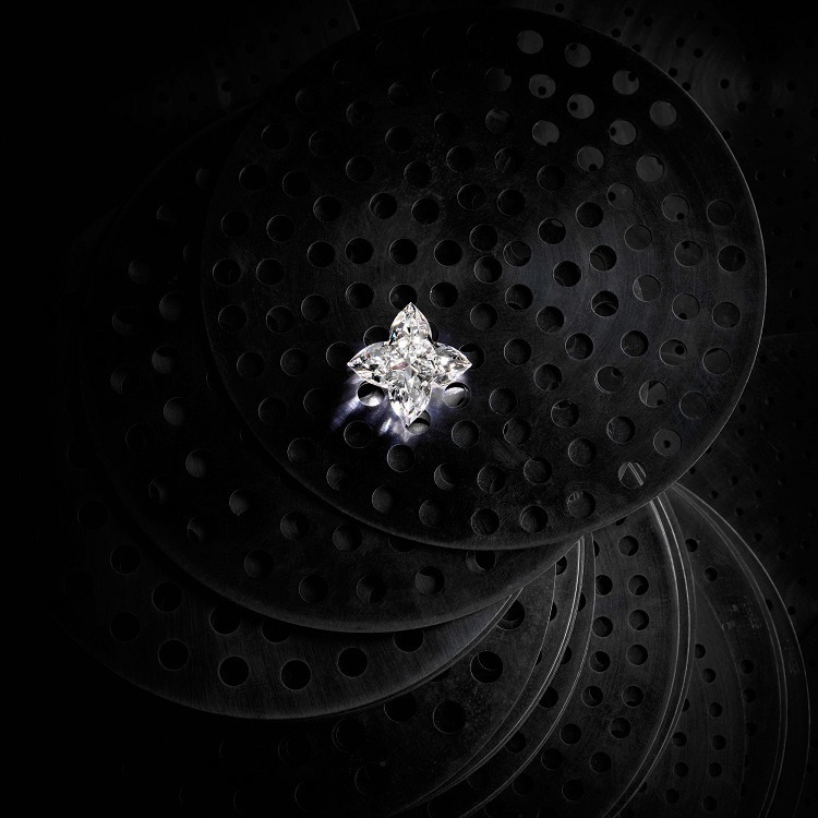 La Star du Nord high jewelry necklace wearing display