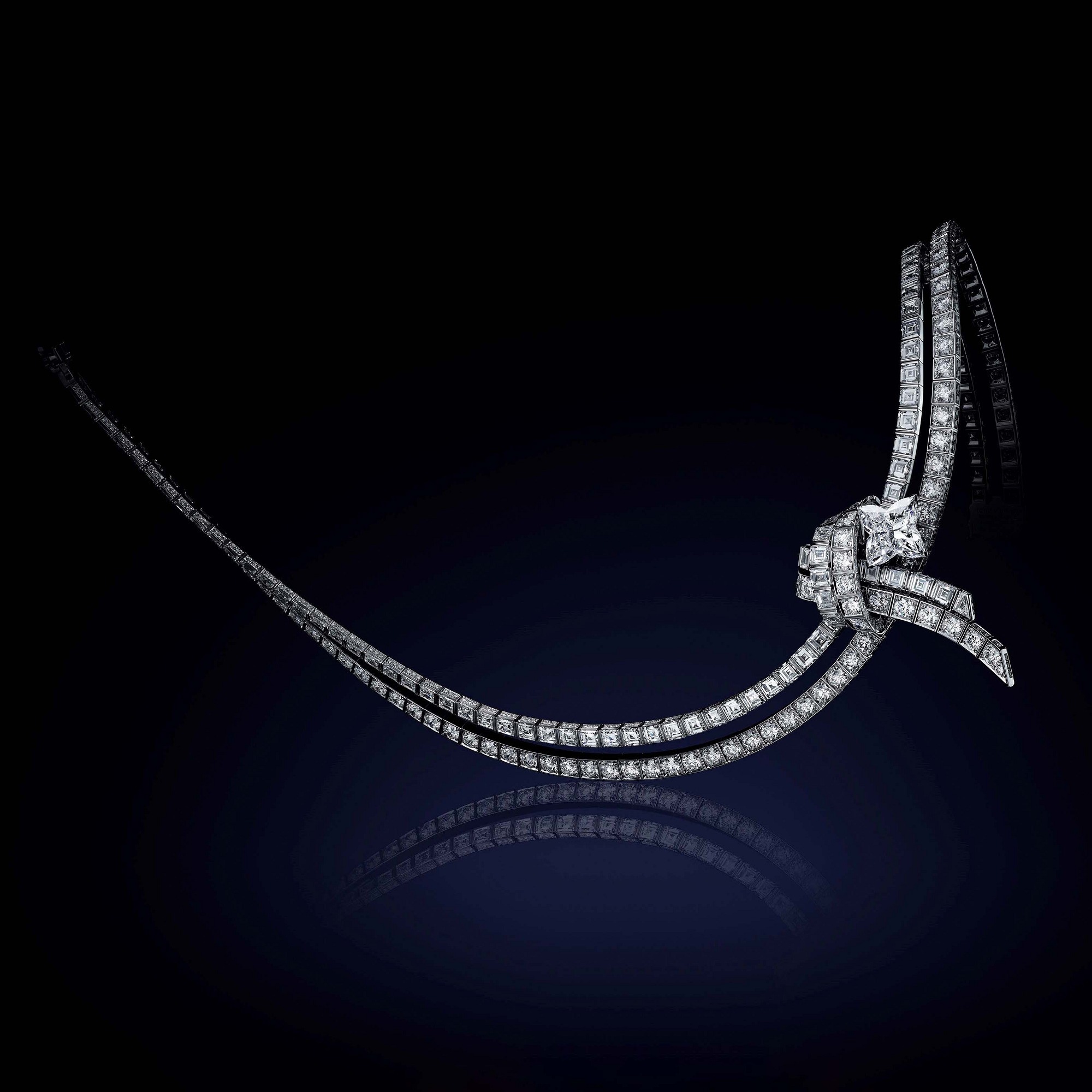 High jewelry wearing presentation masterpiece collection