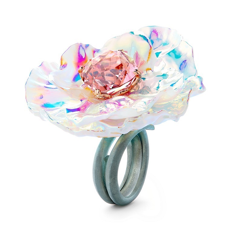 Boucheron Chromatique brooch angle