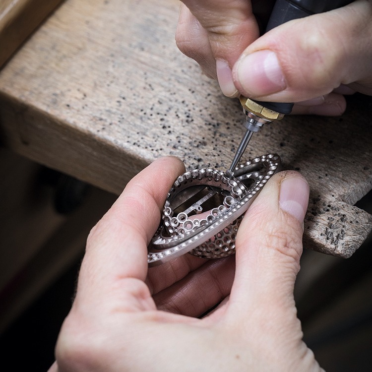 Saturn brooch craftsmanship