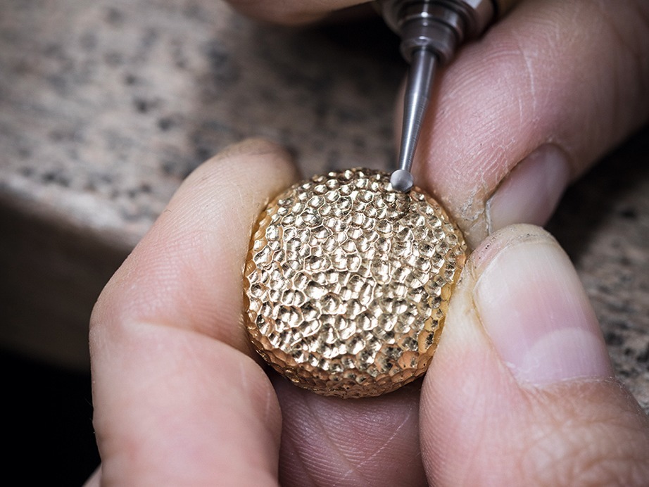 VC&A Saturn brooch craftsmanship
