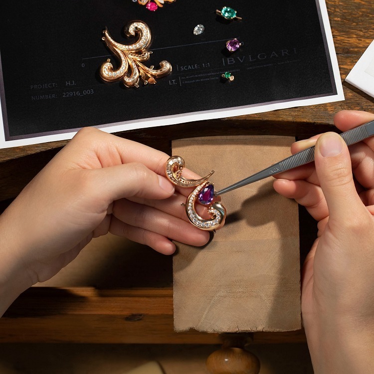 Lady Arabesque rose gold necklace craftsmanship