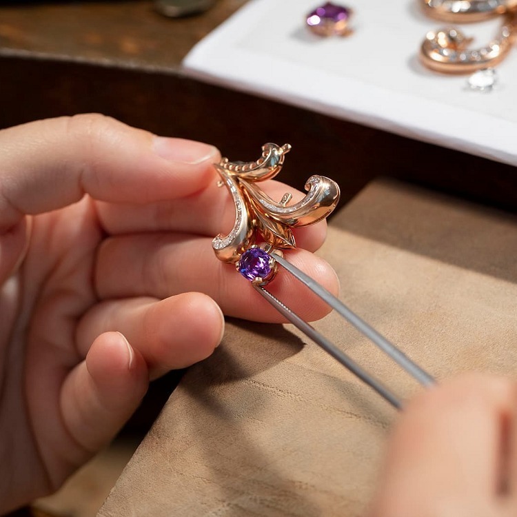 BVLGARI Lady Arabesque jewelry craftsmanship detail