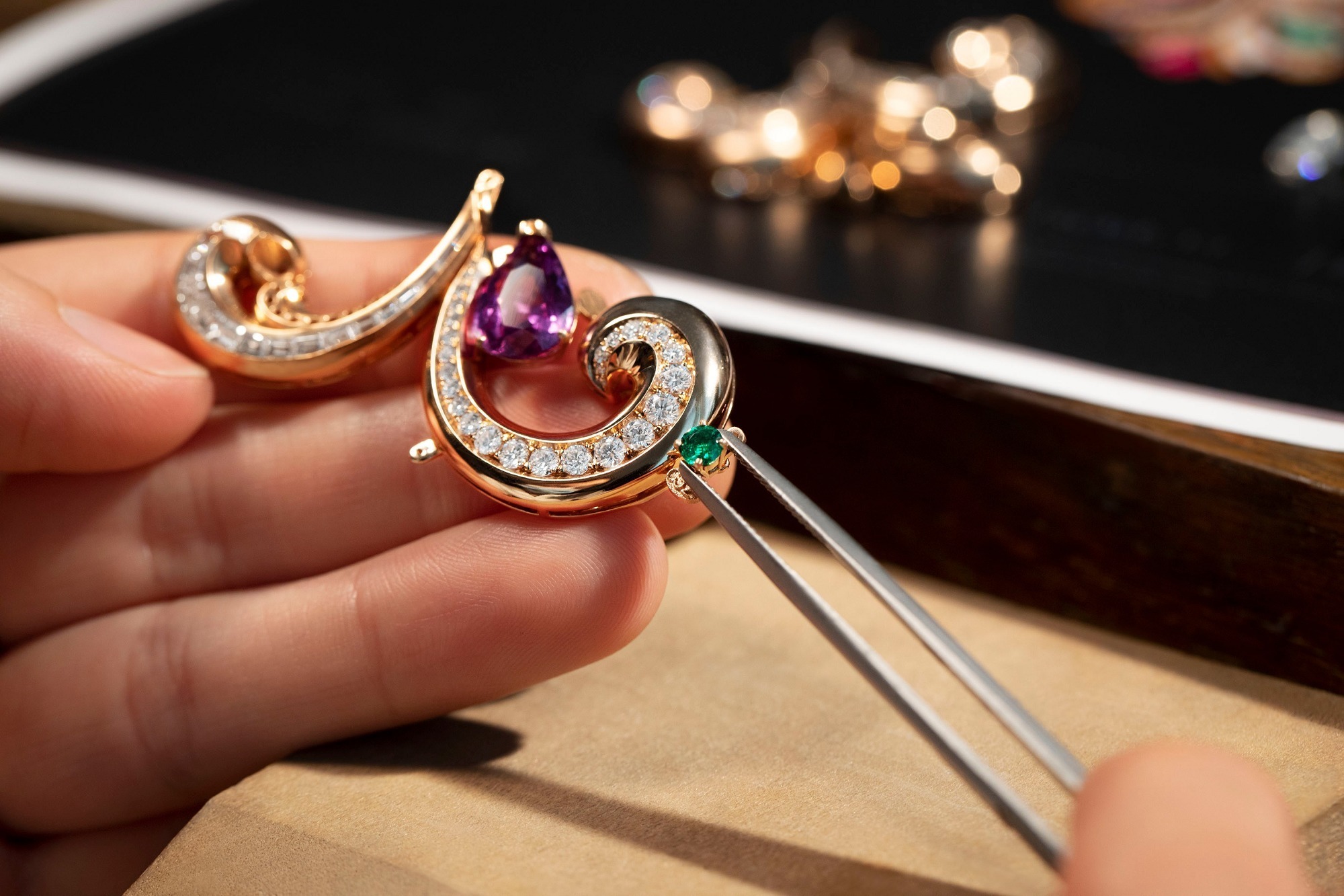 Lady Arabesque rose gold leaves engraving