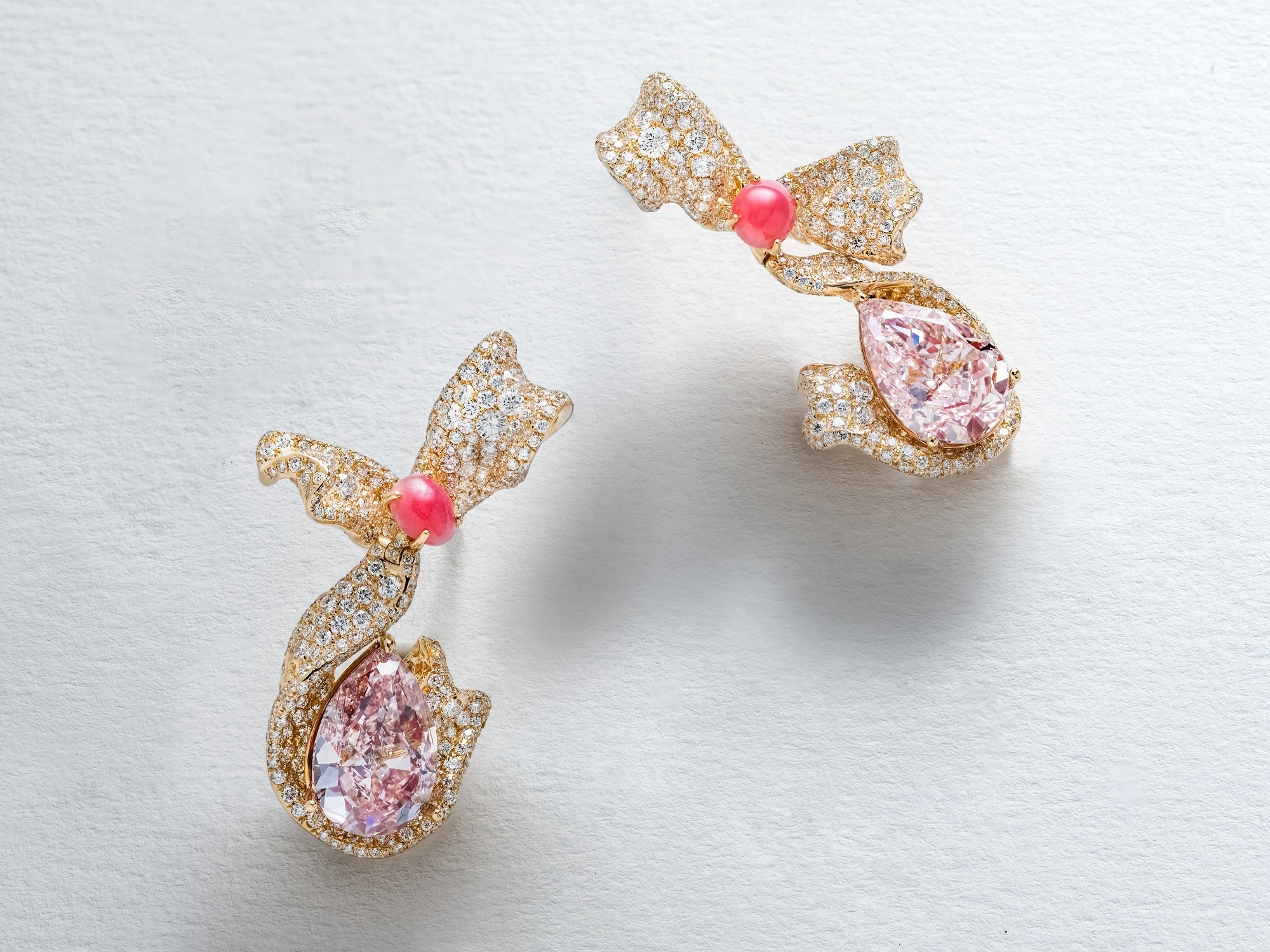Ribbon-shaped rose gold structure with diamond pavé
