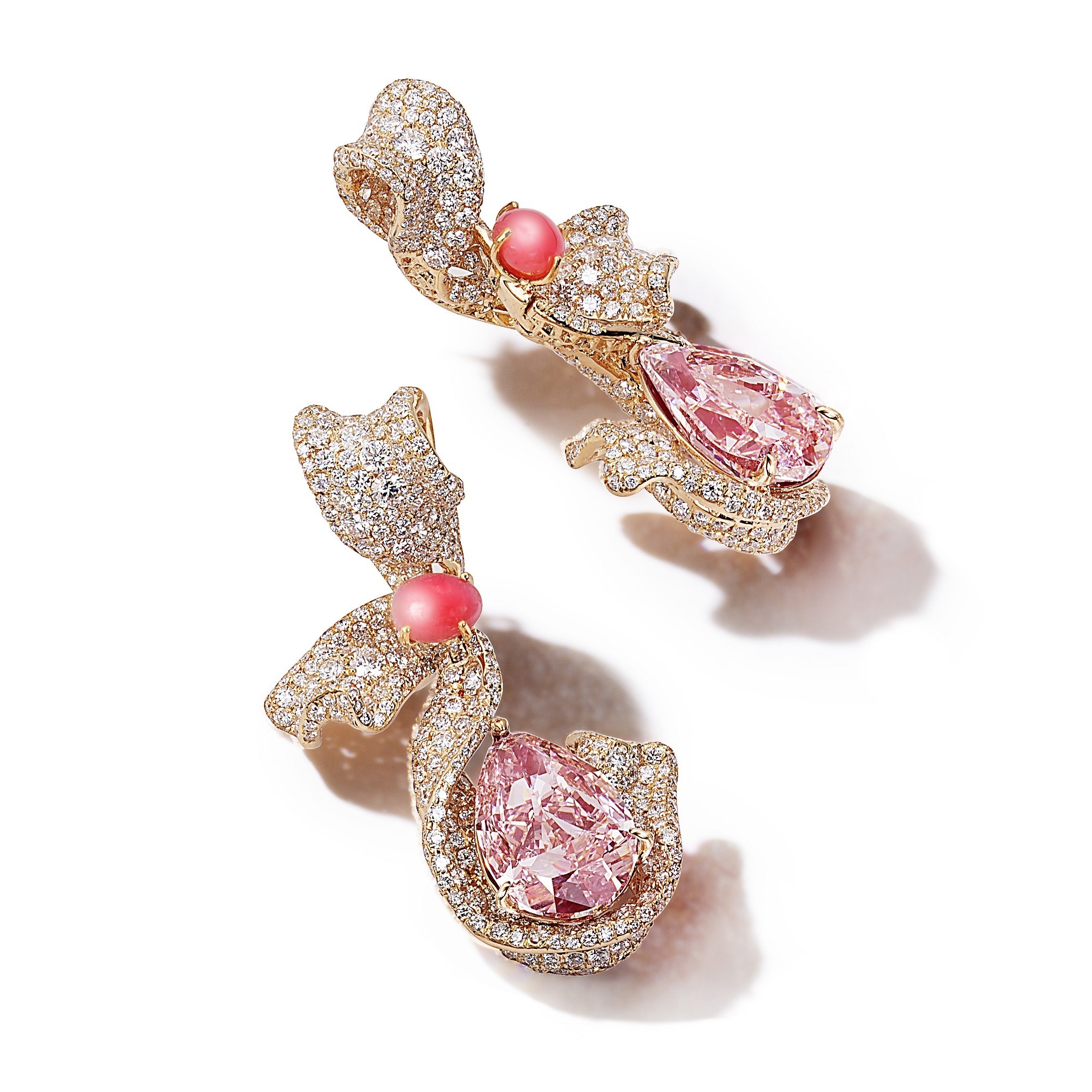 Fine details of diamond pavé