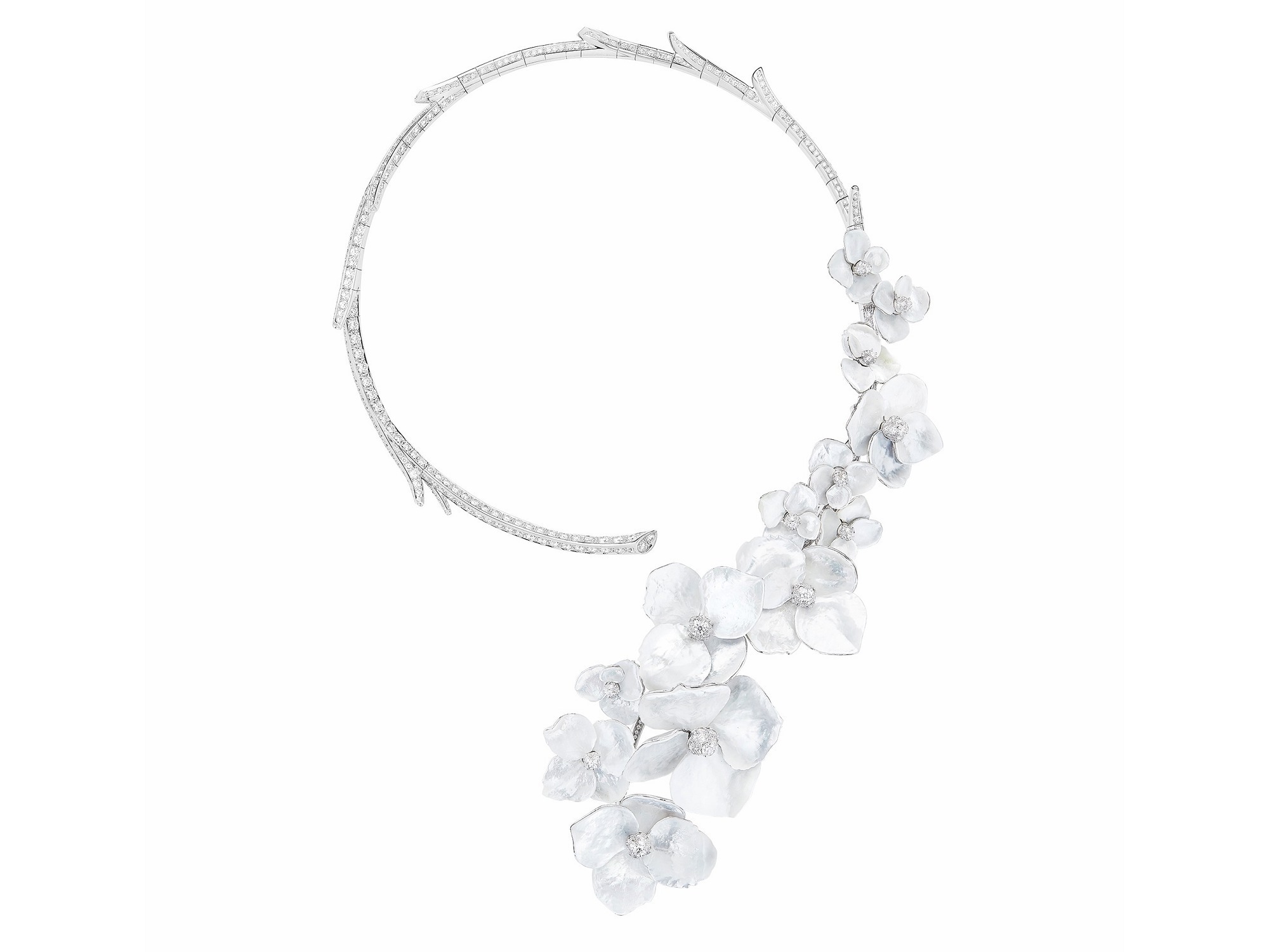 Boucheron Nuage de Fleurs necklace hydrangea detail