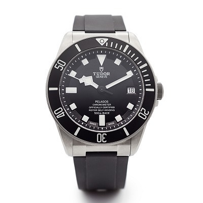 Tudor Pelagos Diving Watch bezel lume details