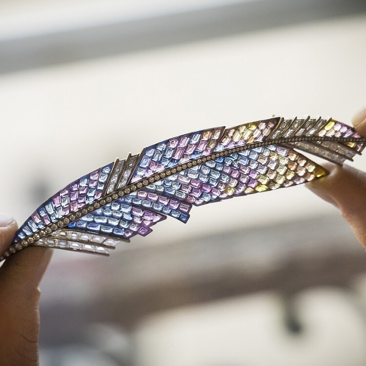 Detailed shot of the diamond and sapphire arrangement on the Panache Mystérieux brooch