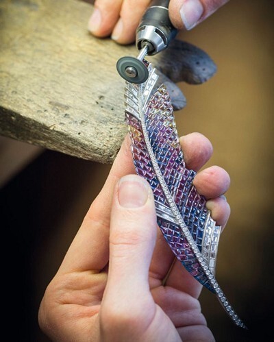 Back view of a sapphire in the Van Cleef & Arpels Panache Mystérieux brooch, highlighting the precision setting