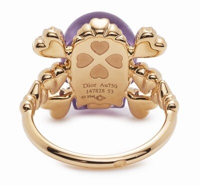 Detailed view of the gold fibula setting on the Dior Tête de Mort skull ring