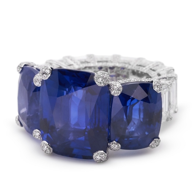 Close-up view of the de Grisogono Opera Sapphire Ring's central cushion-cut sapphire