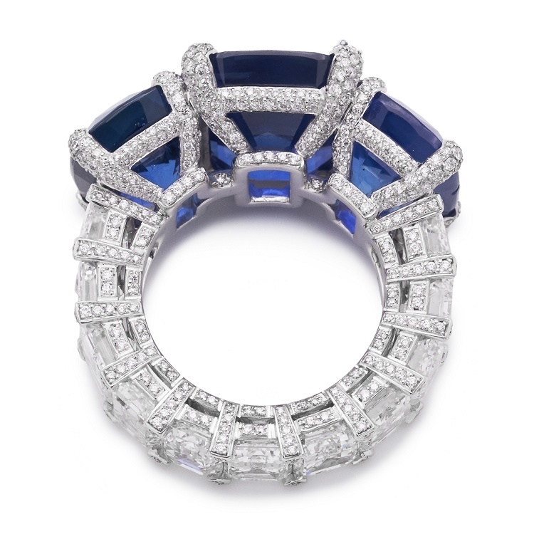 Side profile of the de Grisogono Opera Sapphire Ring, highlighting its setting and sapphire placement