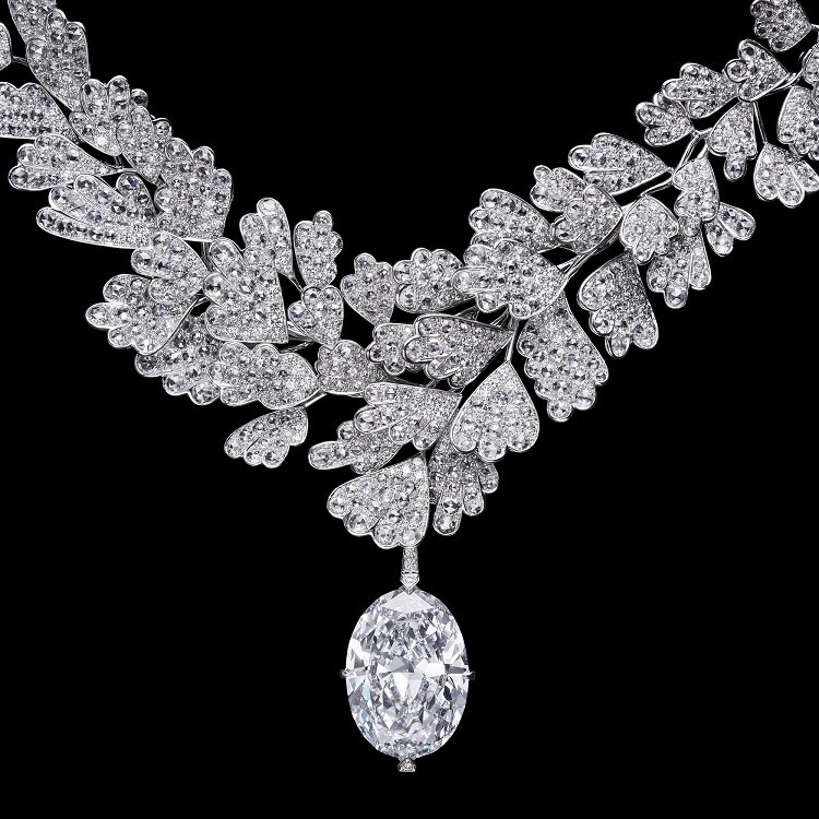 Detail of the platinum setting and rose-cut diamonds on the Cartier Adiante necklace