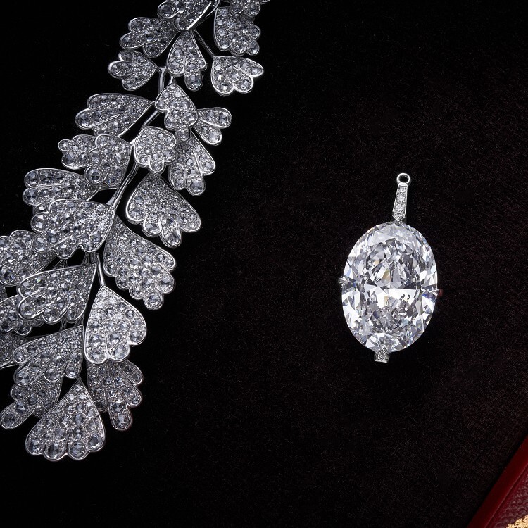 The elegant suspension of the Cartier Adiante diamond necklace