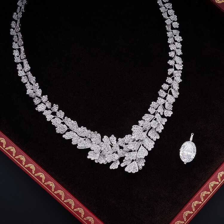 A detailed view of the Cartier Adiante diamond necklace's construction