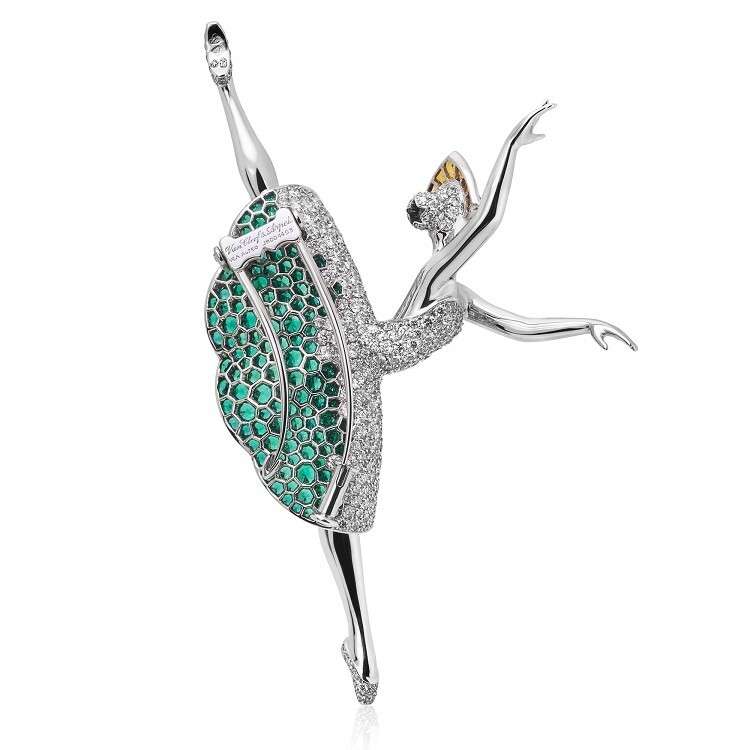 Detailed perspective of the Van Cleef & Arpels Émeraude en majesté brooch, revealing intricate stonework.