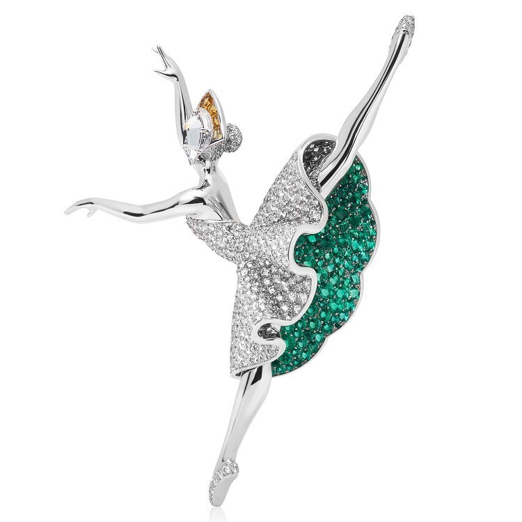 Close-up view of the Van Cleef & Arpels Émeraude en majesté brooch, highlighting diamond and emerald artistry.
