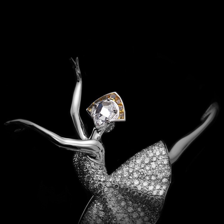 The opulent Van Cleef & Arpels Émeraude en majesté brooch crafted with white gold and exceptional gemstones.