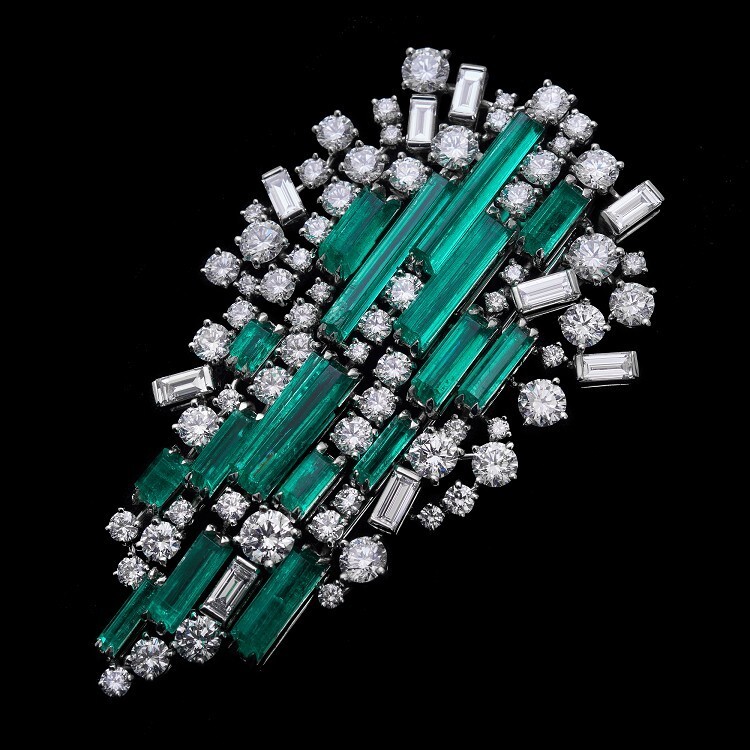 Side view of the Van Cleef & Arpels Sneffel platinum brooch highlighting its unique setting