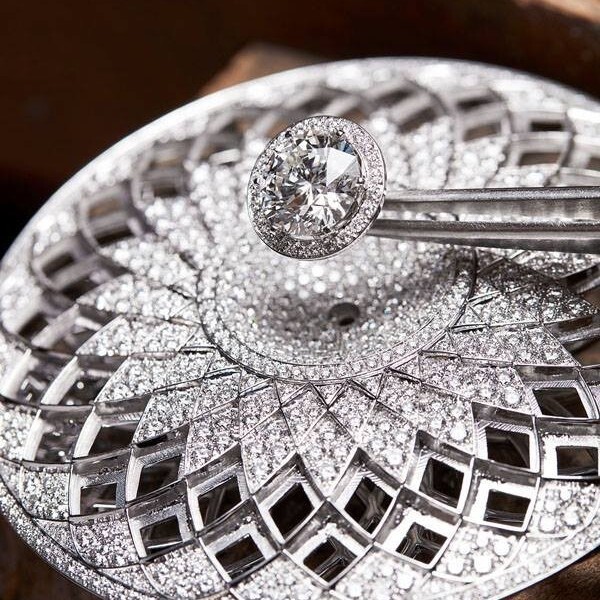 The brilliant 4.14 carat round diamond at the core of the Boucheron Rostov high jewelry pendant