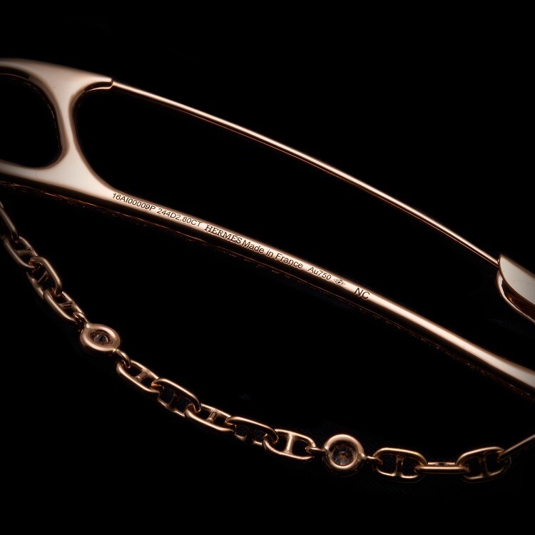 Detailed view of Hermès Chaîne d'Ancre Twist Coeur Brooch with hanging chain elements