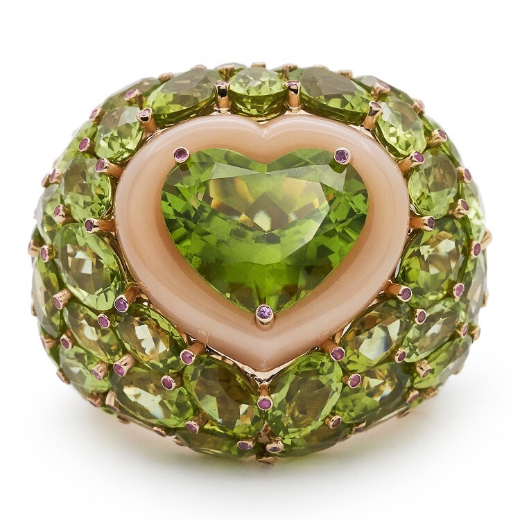 Close-up side view of the de Grisogono Peridot and Coral Ring, highlighting the intricate rose gold setting.