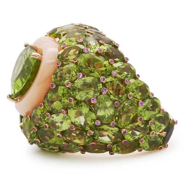 Detailed shot of the de Grisogono Haute Joaillerie Ring, emphasizing the heart-shaped peridot and surrounding pink sapphires.
