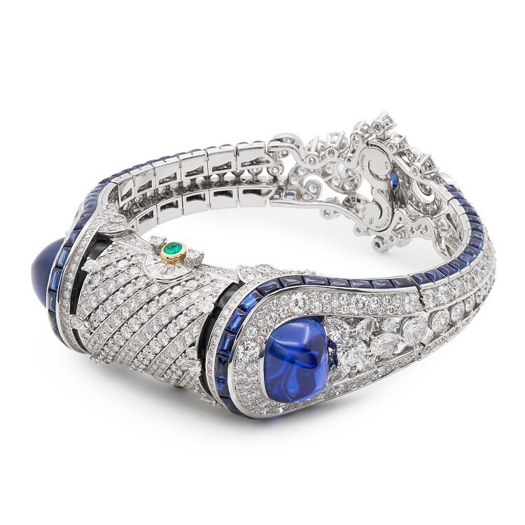 The stunning cabochon sapphire bracelet design of the Van Cleef & Arpels Heure Marine timepiece, resembling ocean depths.