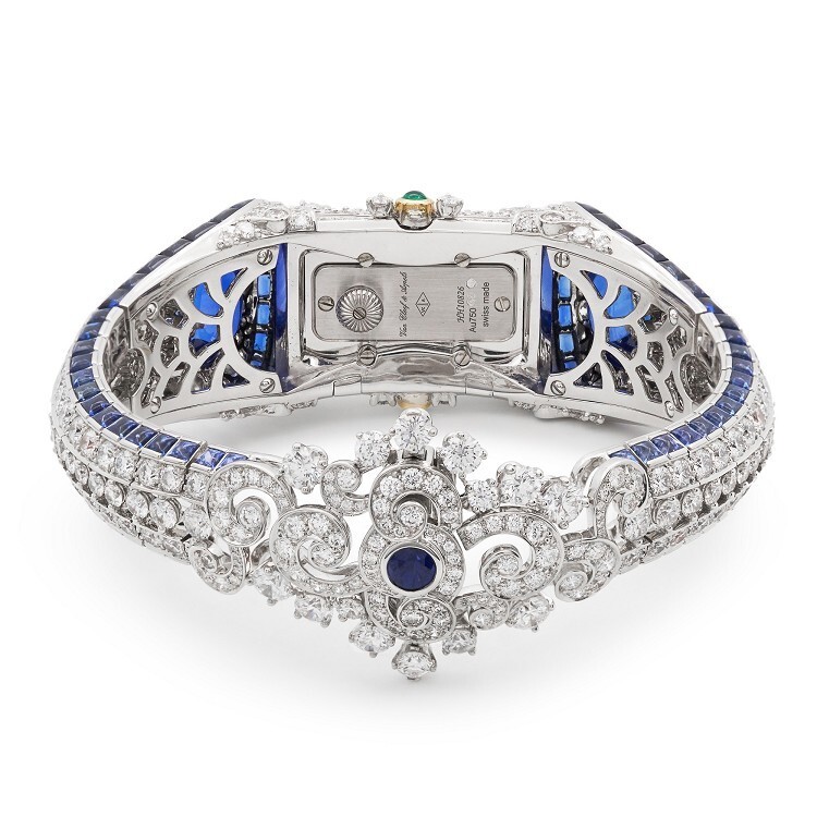 The hidden dial of the Van Cleef & Arpels Heure Marine Secret Bracelet Watch revealed.