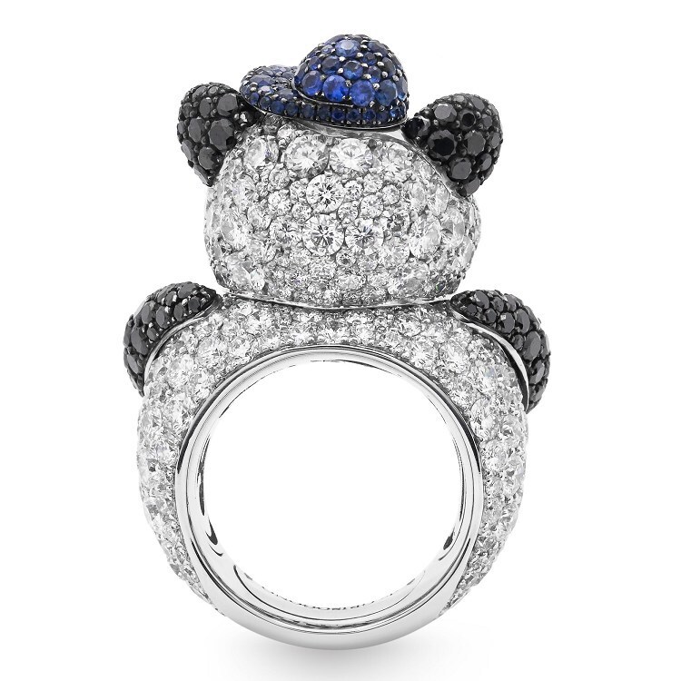 Side profile of the De Grisogono Hip-Hop Panda Ring, highlighting the black diamond details