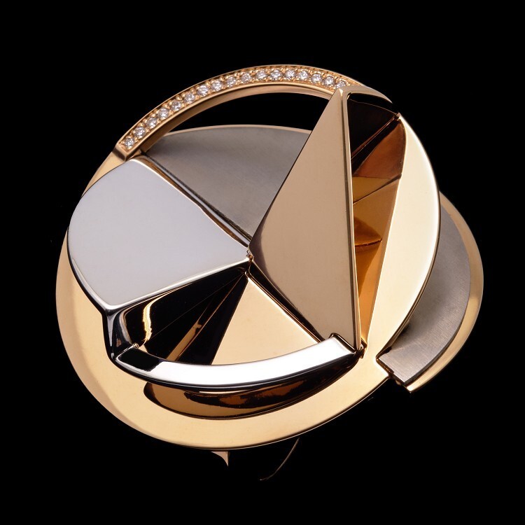 Back view of the Hermès Trajectoire rose gold ring, illustrating its unique setting and hidden rotating axis mechanism.