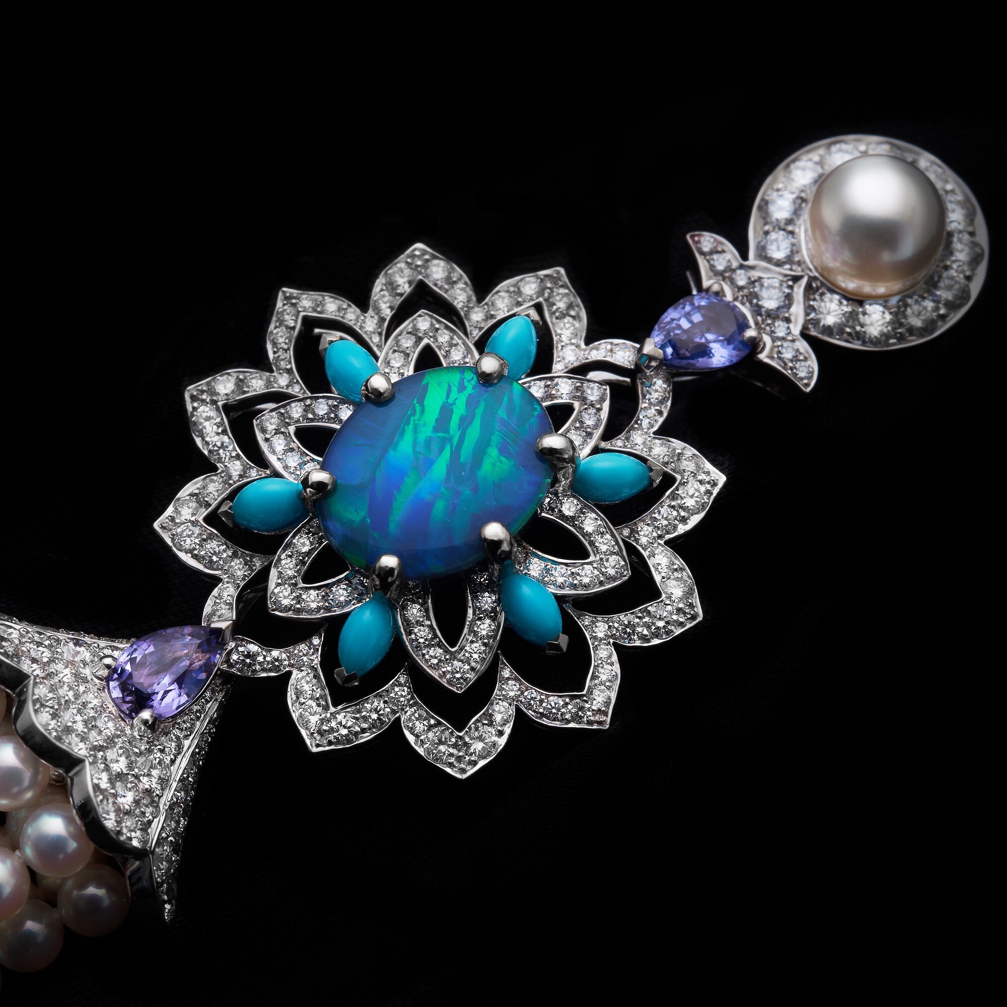 View of the Pearl Tassels on Van Cleef & Arpels Valse des Flocons High Jewelry Earrings