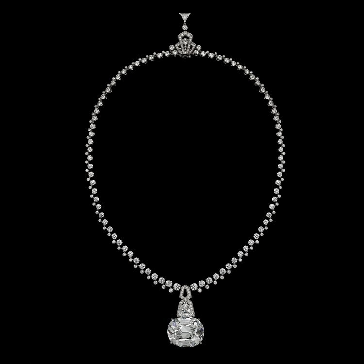 Side view of the Cartier Étourdissant necklace, showcasing its intricate platinum setting and diamond mesh