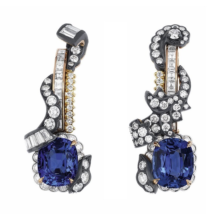 Dior à Versailles Boiserie earring showcasing a striking cushion-cut sapphire, elegantly framed by delicate diamond ribbons and a luxurious gold setting.