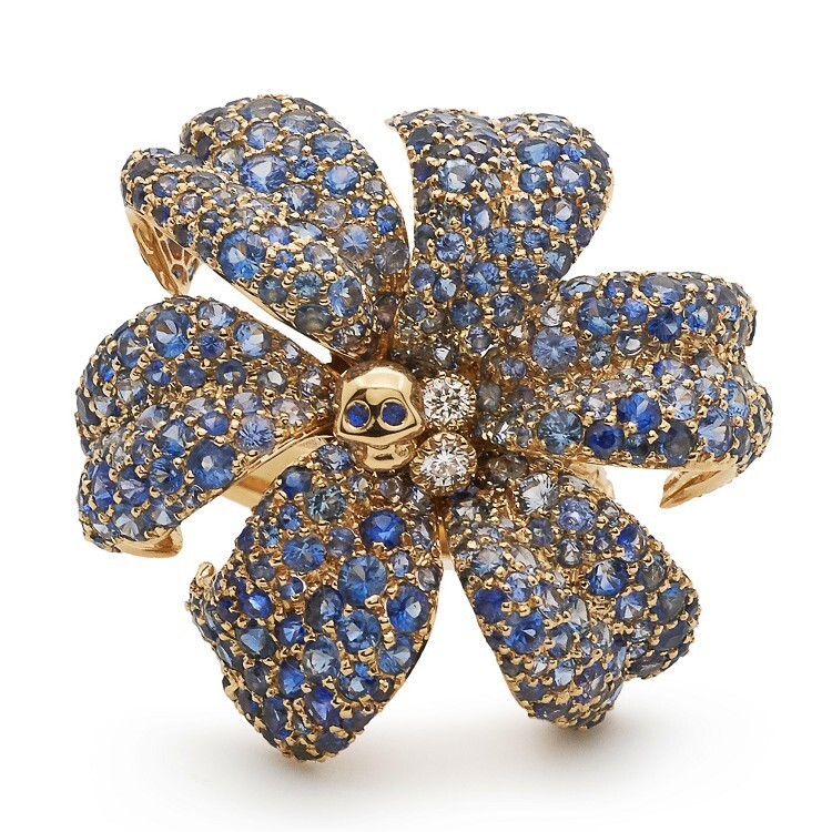 Side profile of the Gucci Flora sapphire and diamond ring, showcasing intricate petal details