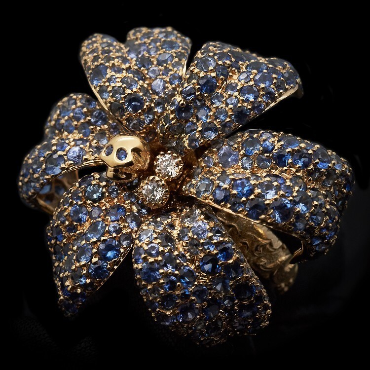 Overhead view of the luxurious Gucci Flora sapphire ring, emphasizing the three-dimensional floral motif