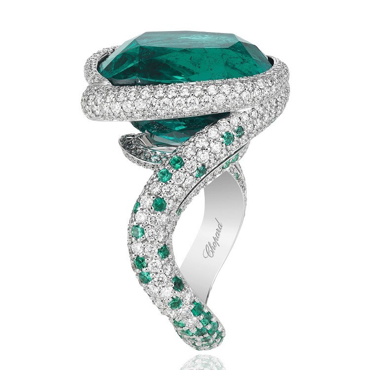 Close-up view of the Chopard Red Carpet emerald ring, highlighting the detailed setting of the 14.8-carat cushion emerald and diamond pavé.