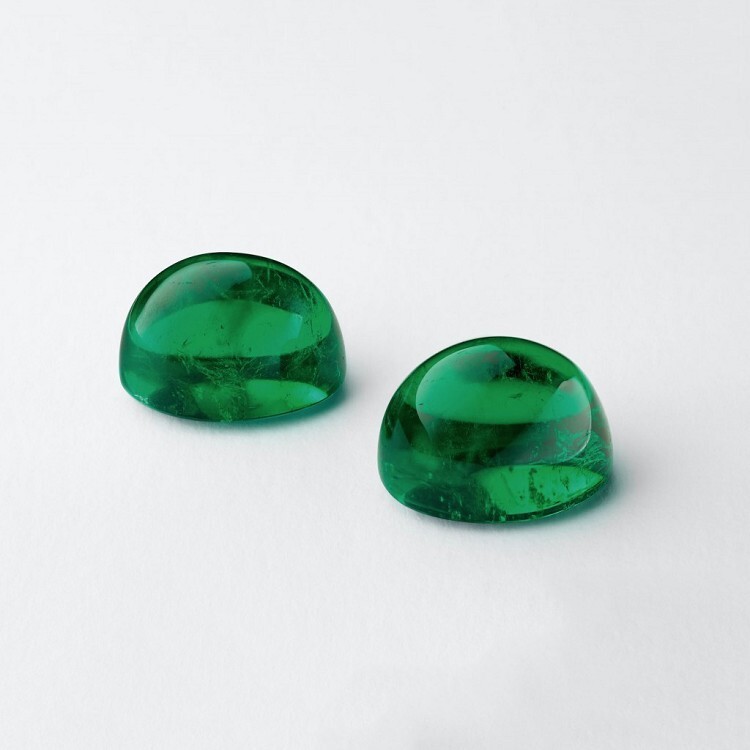 Detailed view of the Van Cleef & Arpels Emeraude en Majeste bracelet's two prominent Colombian emerald gemstones.