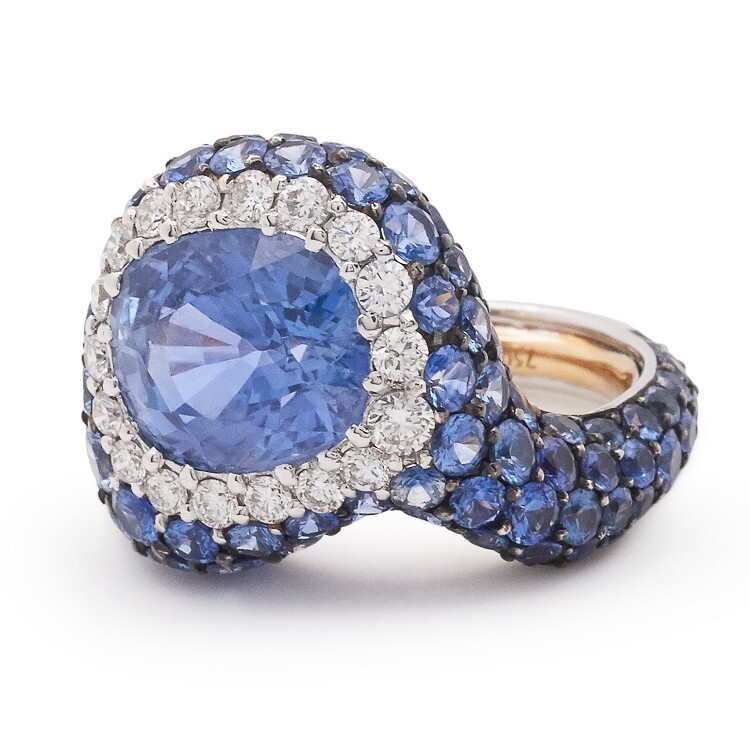 Detailed view of the de Grisogono sapphire ring, highlighting the intricate pavé-set sapphires along the band.