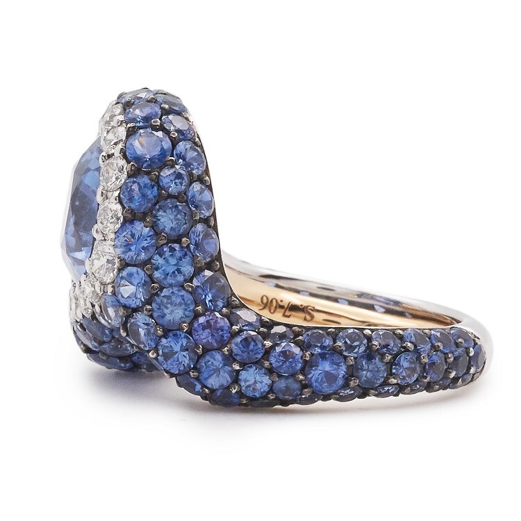Side profile of the de Grisogono sapphire ring, revealing the textured honeycomb gemstone setting and the curved band.