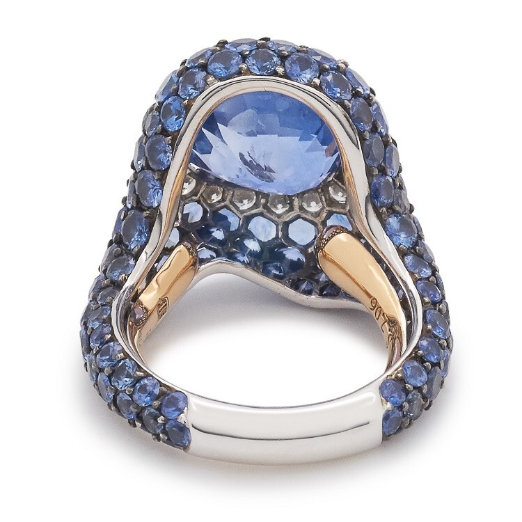 A de Grisogono high jewellery sapphire ring with a golden inner band, seen from the underside.