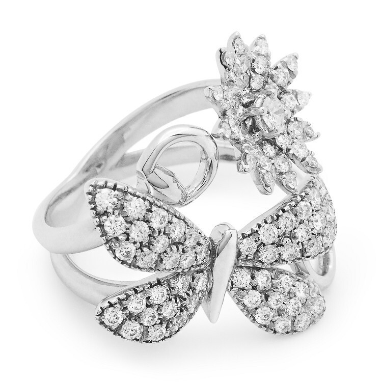 Perspective shot of the Gucci Flora diamond ring highlighting the contrast between the white gold and platinum horse bit elements.