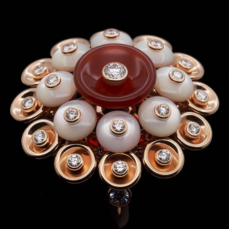 The Van Cleef & Arpels Bouton d'Or ring crafted from rose gold, mother-of-pearl, and onyx.