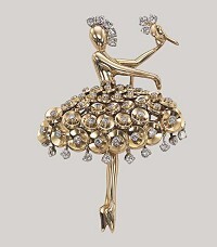 Detailed view of the hinged structure on a Van Cleef & Arpels Bouton d'Or ring component.