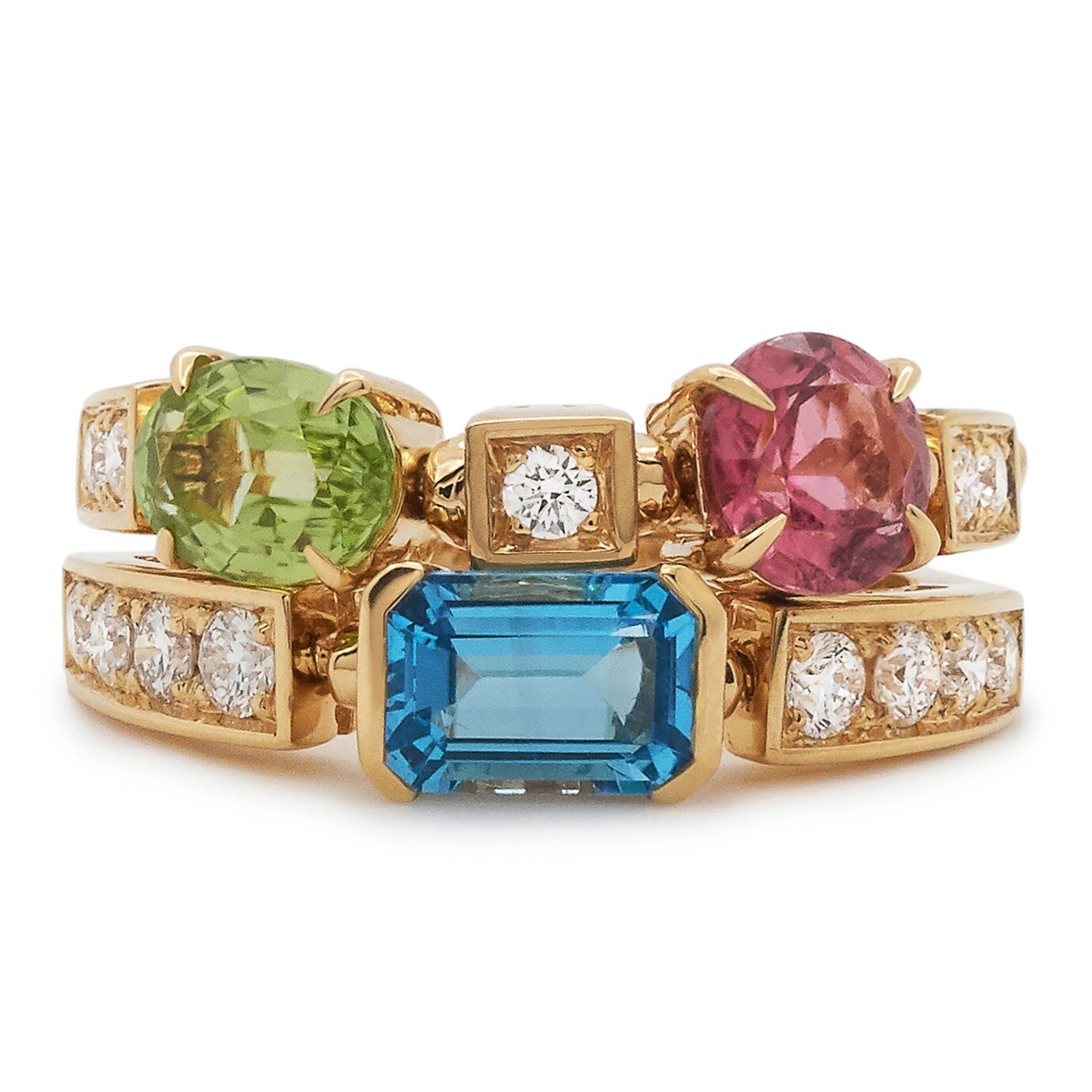 Close-up view of the Bulgari Allegra Color gold ring, showcasing the oval-cut green peridot and brilliant diamonds.