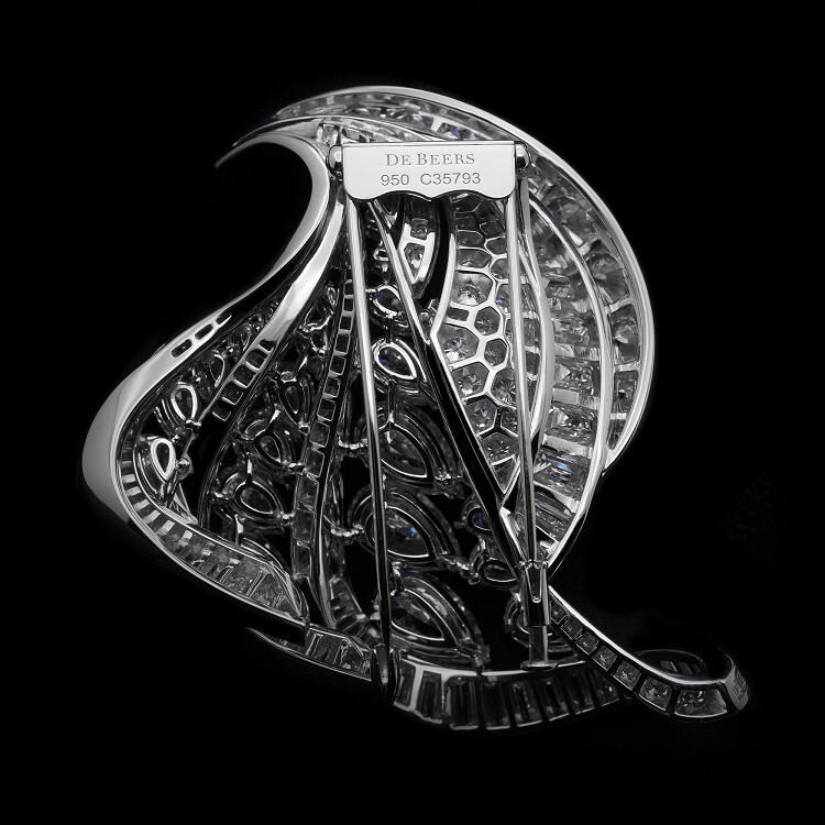 De Beers Imaginary Nature high jewelry brooch, displaying its three-dimensional form and dazzling diamond arrangement.