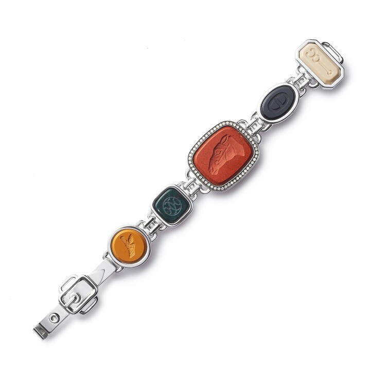 Detailed shot of the Hermès Chevauchée bracelet's unique belt-buckle inspired clasp and silver rhodium-plated chain.