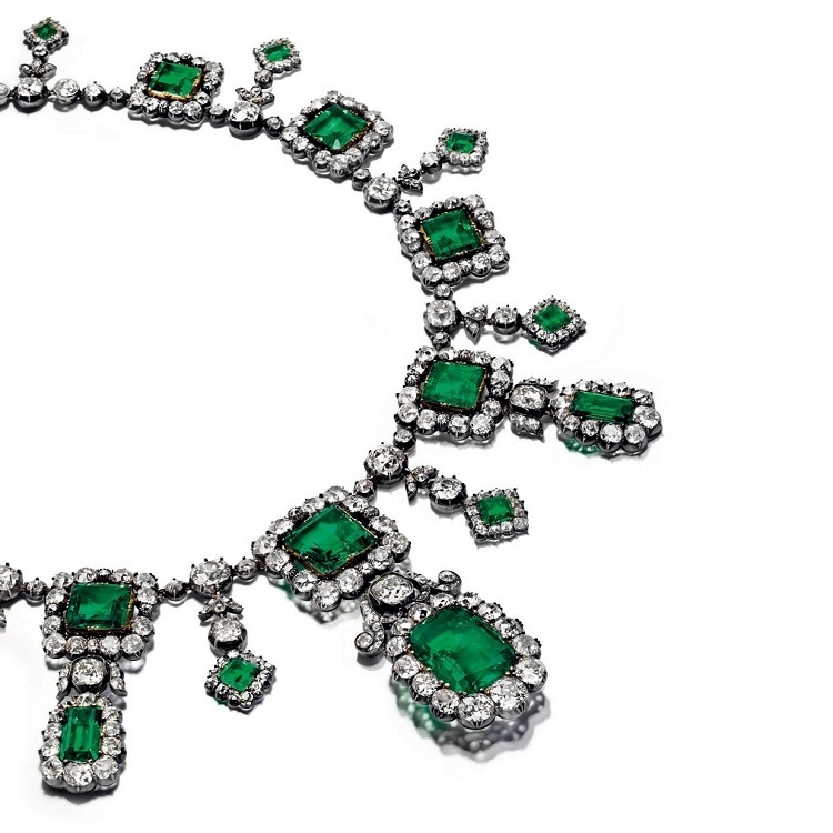Close-up detail of the emerald and diamond settings on the Princess Hélène d'Orléans necklace