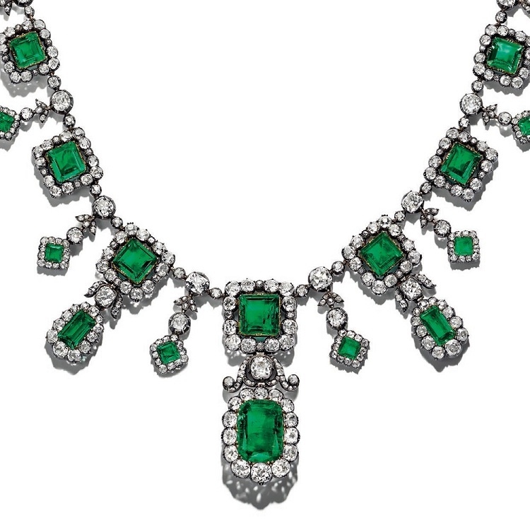 Angled view showcasing the full elegance of the Hélène d'Orléans emerald and diamond necklace